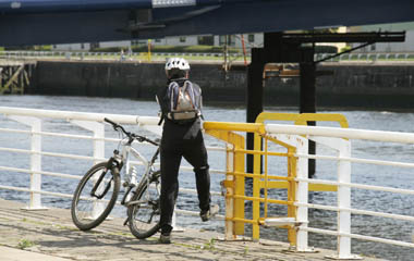 Cyclists takes a rest at the Clyde